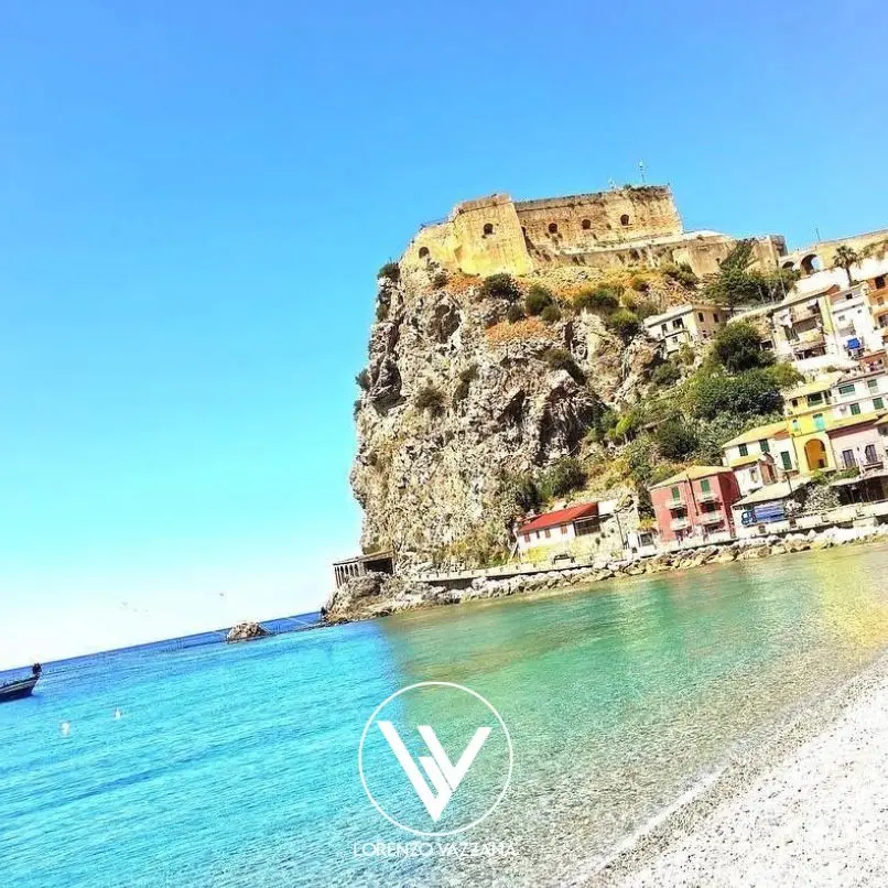 Sotto lo sguardo del castello, il respiro lento del Mediterraneo\n
