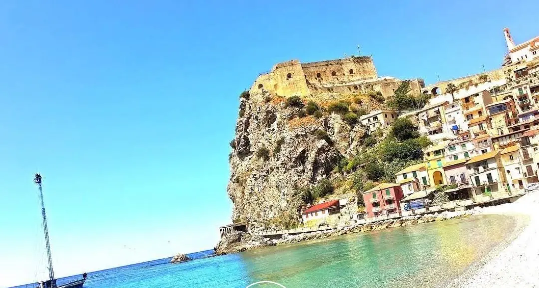 Sotto lo sguardo del castello, il respiro lento del Mediterraneo\n