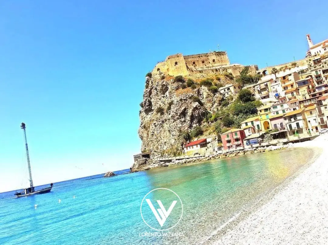 Sotto lo sguardo del castello, il respiro lento del Mediterraneo\n