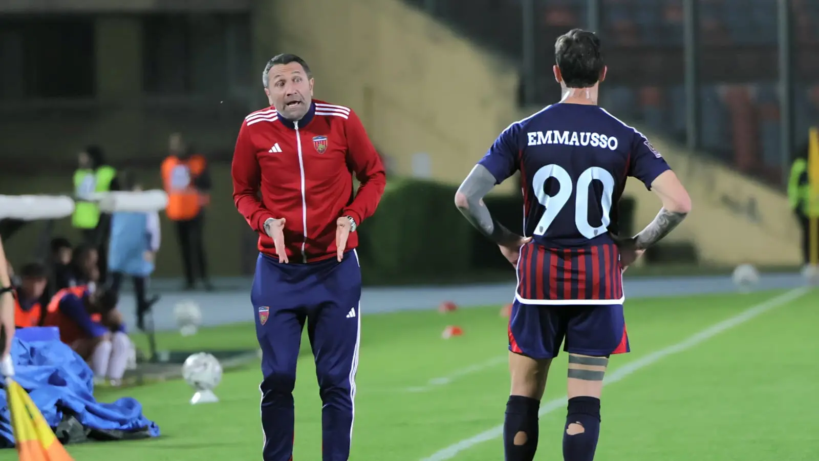 Busc\\u00E8, allenatore del Cosenza, parla con Emmausso (foto IPA)