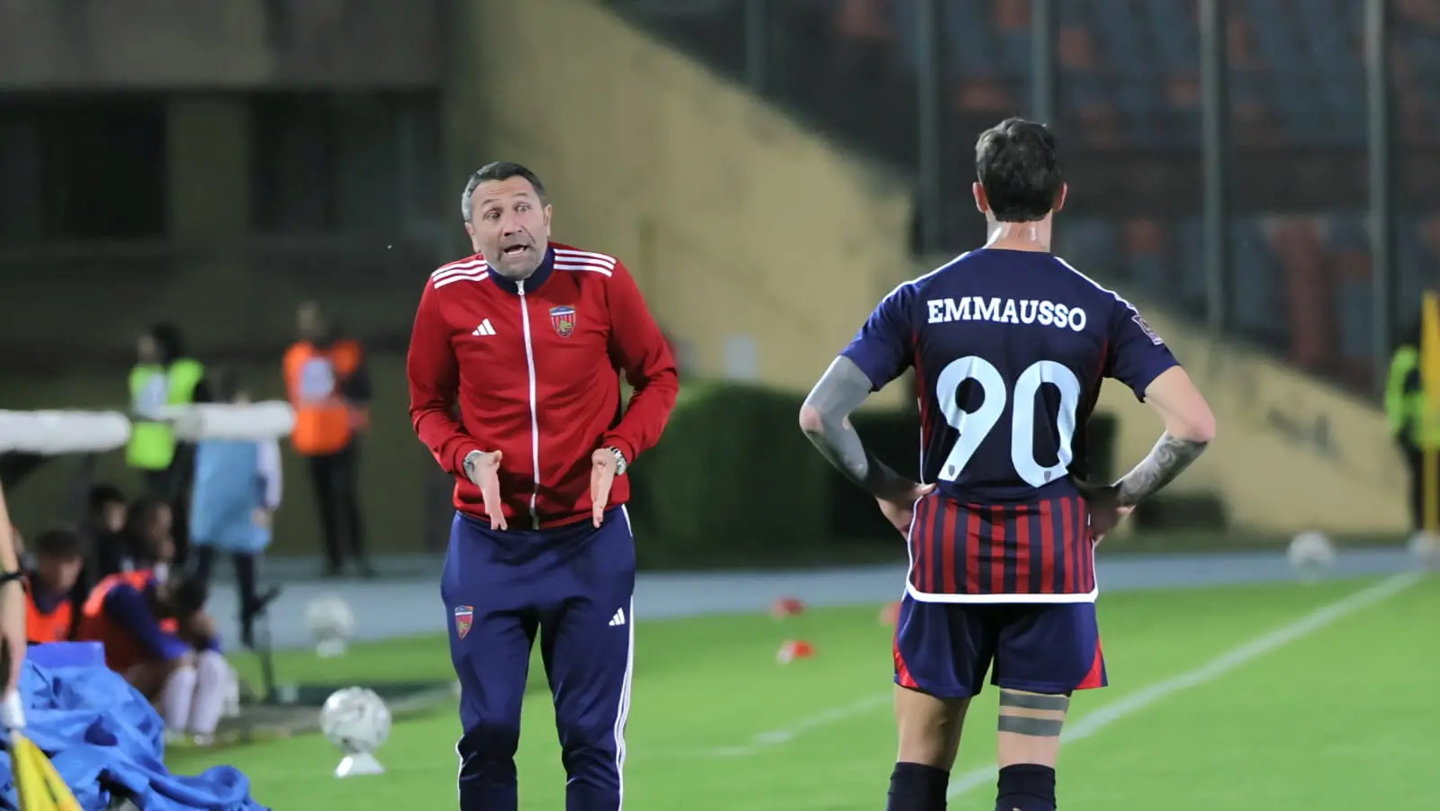 Busc\\u00E8, allenatore del Cosenza, parla con Emmausso (foto IPA)