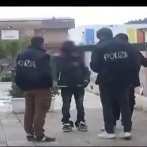 Immigrazione clandestina a Crotone,\u00A093 indagati per permessi di soggiorno irregolari\n
