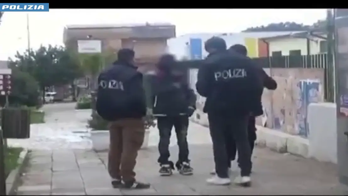 <p>Immigrazione clandestina a Crotone, <span style=\"color:hsl(0, 75%, 60%);\">93 indagati </span>per permessi di soggiorno irregolari</p>