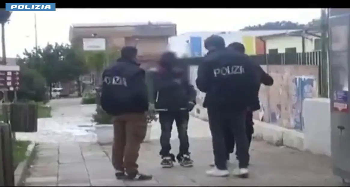 Immigrazione clandestina a Crotone,\u00A093 indagati per permessi di soggiorno irregolari\n
