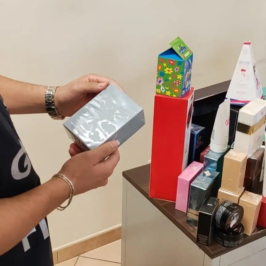 Cosmetici tossici con fragranza cancerogena,\u00A0blitz della Gdf di Catanzaro: sequestrate 40mila confezioni, 3 rinvii a giudizio\n