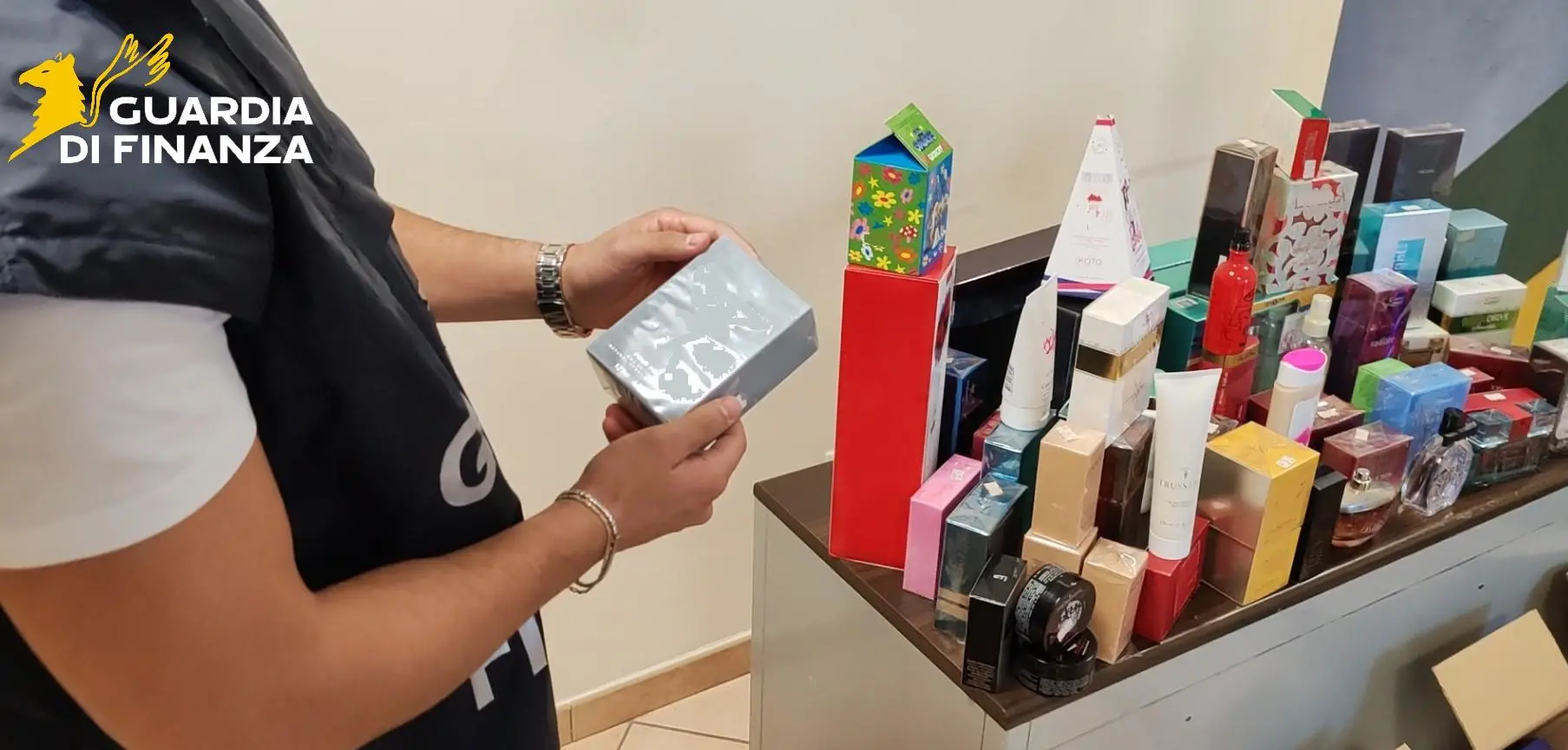 Cosmetici tossici con fragranza cancerogena,\u00A0blitz della Gdf di Catanzaro: sequestrate 40mila confezioni, 3 rinvii a giudizio\n