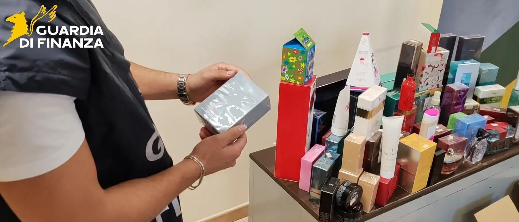 Cosmetici tossici con fragranza cancerogena,\u00A0blitz della Gdf di Catanzaro: sequestrate 40mila confezioni, 3 rinvii a giudizio\n