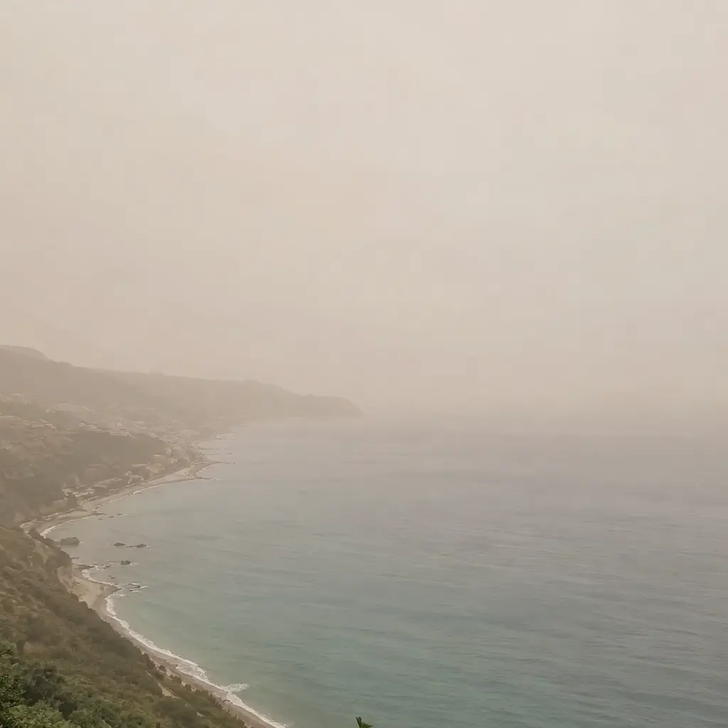 Sabbia del Sahara sulla Calabria: cieli lattiginosi, umidità e piogge “sporche” almeno fino al weekend\n