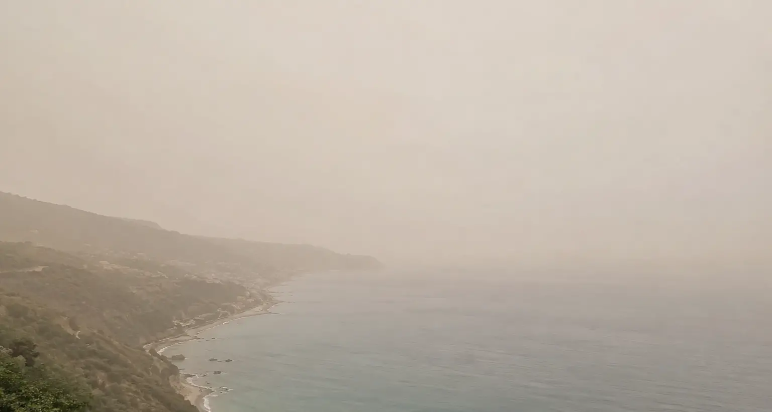 <p><span style=\"color:hsl(0, 75%, 60%);\">Sabbia del Sahara sulla Calabria</span>: cieli lattiginosi, umidità e piogge “sporche” almeno fino al weekend</p>