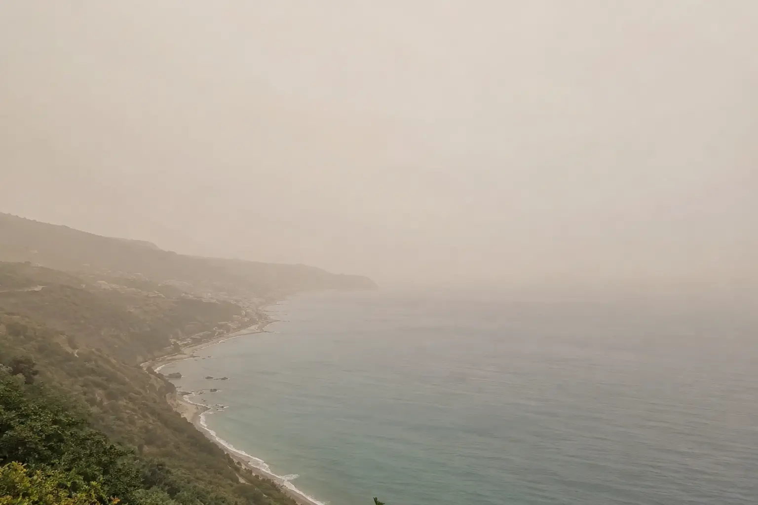 Sabbia del Sahara sulla Calabria: cieli lattiginosi, umidità e piogge “sporche” almeno fino al weekend\n