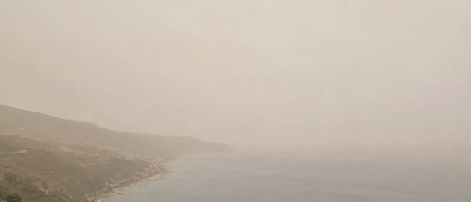 Sabbia del Sahara sulla Calabria: cieli lattiginosi, umidità e piogge “sporche” almeno fino al weekend\n