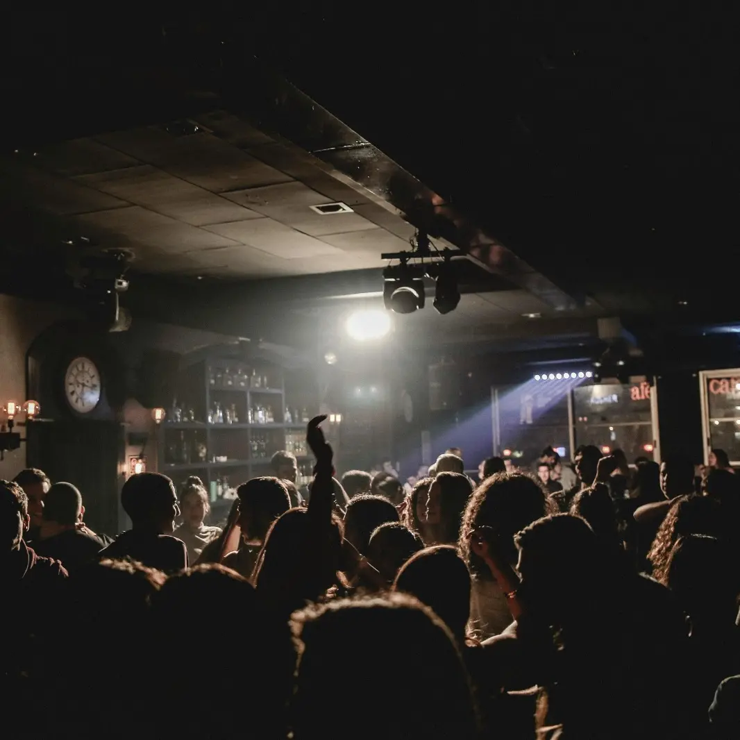 Reggio, un weekend per tutti tra “Notre Dame”, techno underground e tramonti sul mare\n