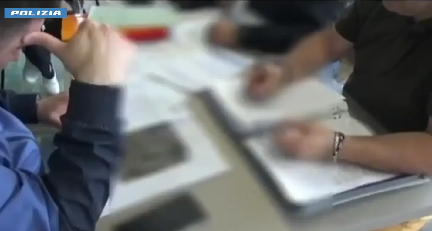 Case inesistenti e\u00A0denaro per avere\u00A0i documenti,\u00A0la fabbrica dei permessi di soggiorno: 93 indagati nel Crotonese –\u00A0NOMI\n