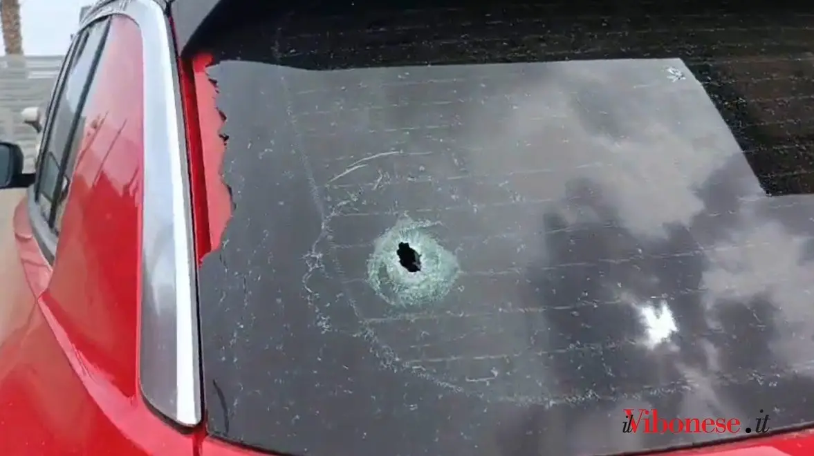 Pioggia di proiettili contro un’auto e alcune case alla periferia di Vibo