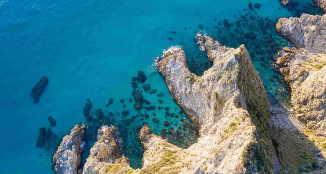 La Calabria brilla nella mappa del mare più pulito d’Italia: ecco le eccellenze (su Tirreno e Jonio) secondo l’Arpa\n