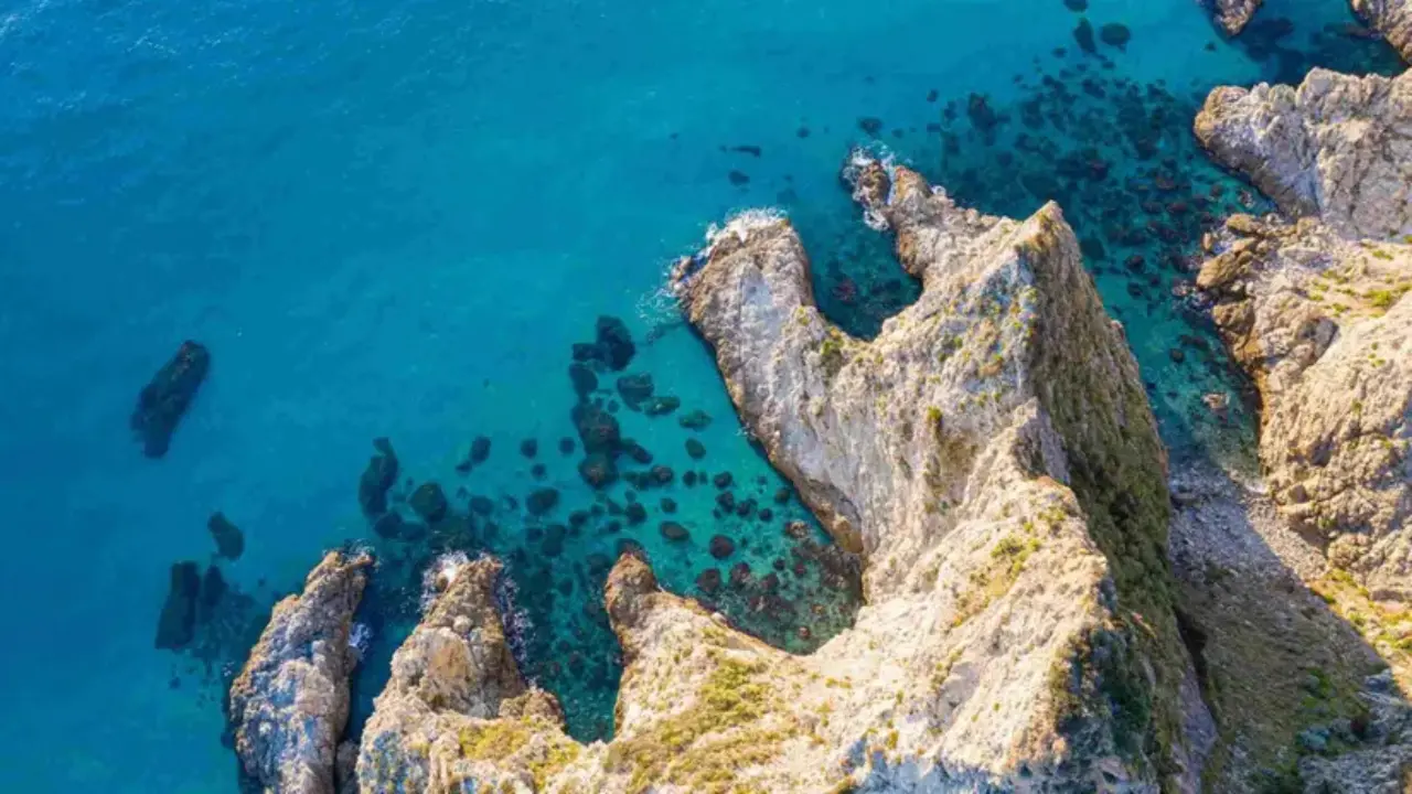 La Calabria brilla nella mappa del mare più pulito d’Italia: ecco le eccellenze (su Tirreno e Jonio) secondo l’Arpa\n