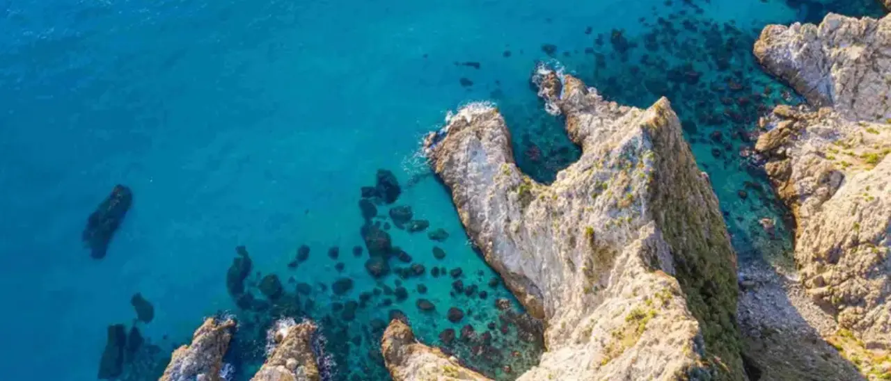 La Calabria brilla nella mappa del mare più pulito d’Italia: ecco le eccellenze (su Tirreno e Jonio) secondo l’Arpa\n