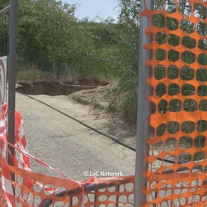 Rovito, voragine sulla strada di accesso in contrada Episcopani. Il sindaco: «Interventi urgenti per contenere i danni» | VIDEO\n