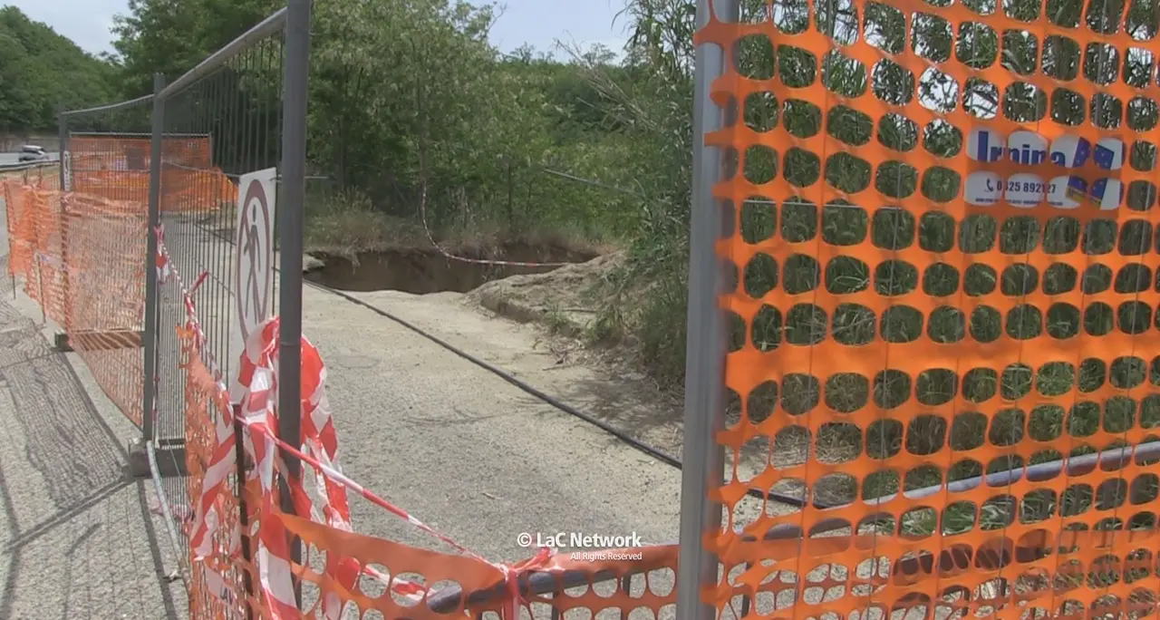 Rovito, voragine sulla strada di accesso in contrada Episcopani. Il sindaco: «Interventi urgenti per contenere i danni» | VIDEO\n