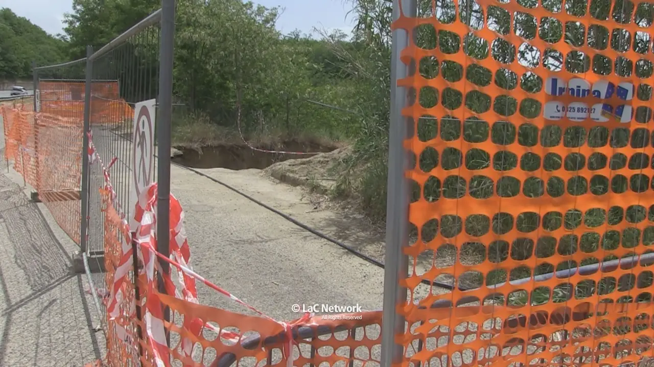 Rovito, voragine sulla strada di accesso in contrada Episcopani. Il sindaco: «Interventi urgenti per contenere i danni» | VIDEO\n