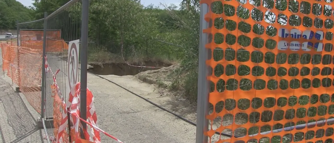 Rovito, voragine sulla strada di accesso in contrada Episcopani. Il sindaco: «Interventi urgenti per contenere i danni» | VIDEO\n