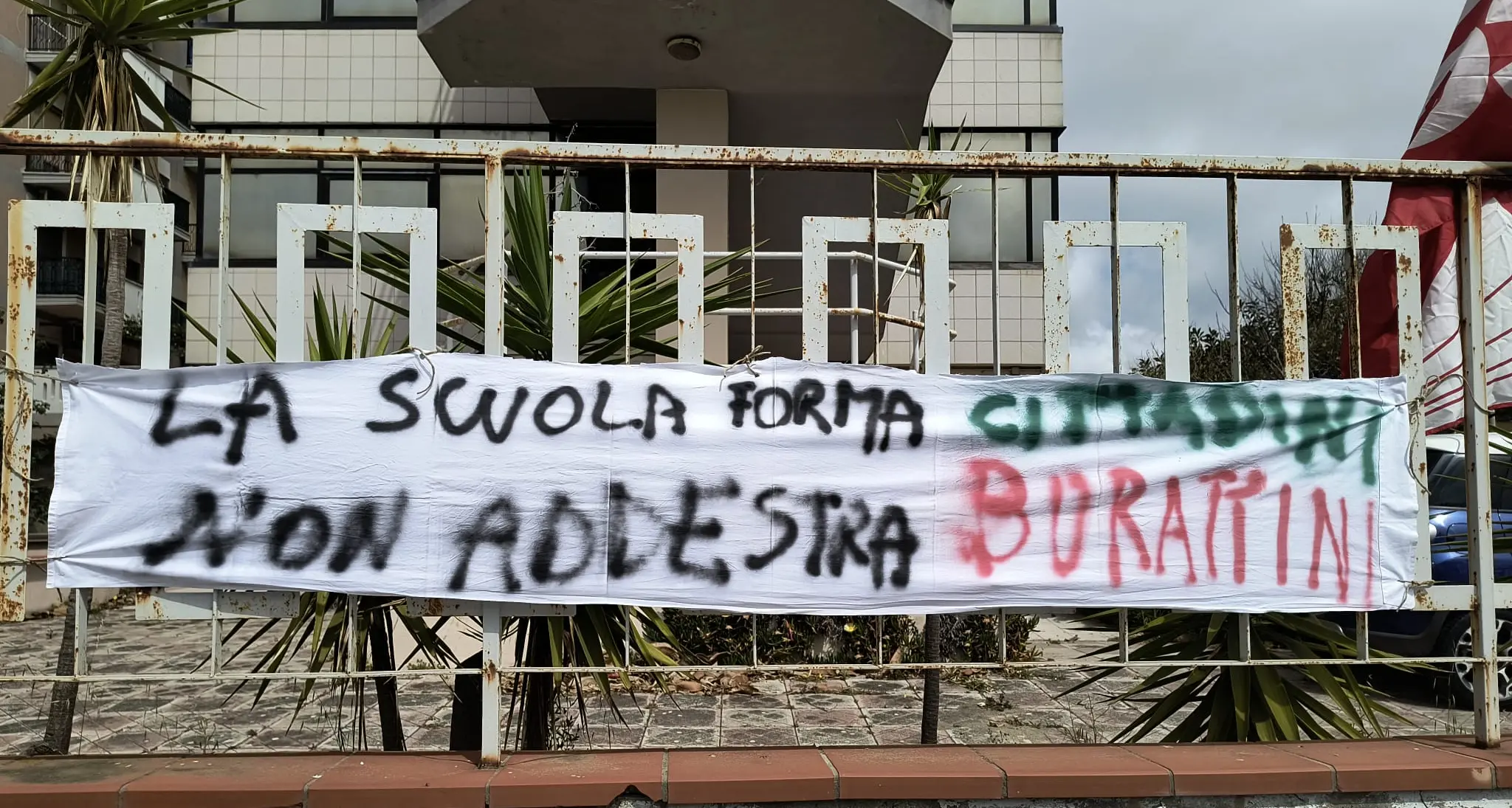 <p><span style=\"color:hsl(0, 75%, 60%);\">Sciopero degli istituti tecnici</span>, presidio della Flc Cgil davanti all’Ufficio scolastico regionale a Catanzaro</p>