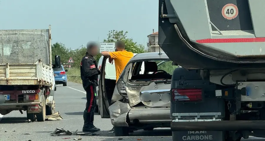 Corigliano, incidente sulla statale 106: coinvolti un’auto e diversi mezzi pesanti\n