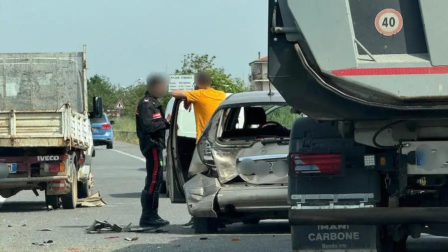 Corigliano, incidente sulla statale 106: coinvolti un’auto e diversi mezzi pesanti\n
