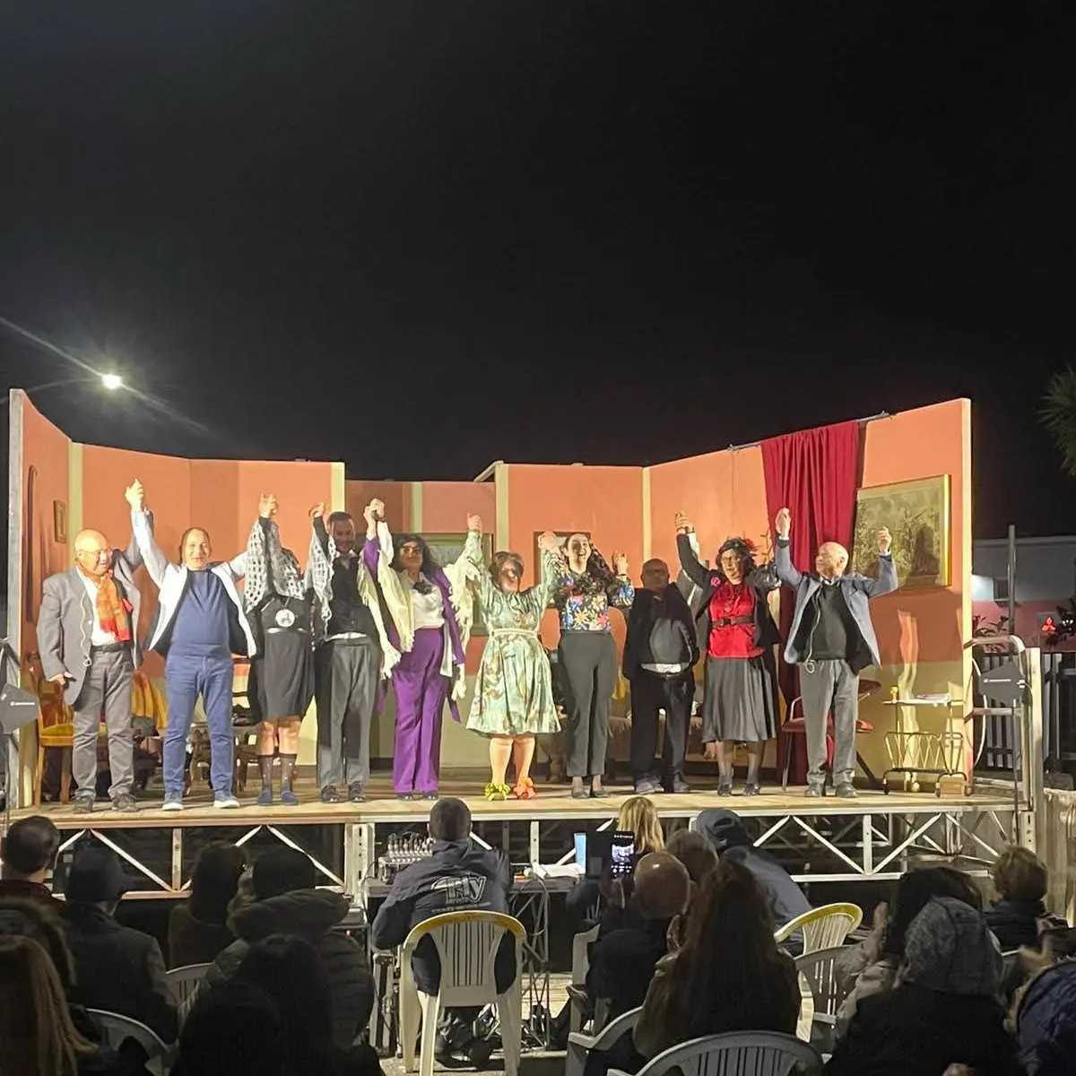 Teatro in vernacolo conquista la piazza: a Gioia Tauro il “Giangurgolo” trionfa con “Ognunu ndavi u soi…”\n