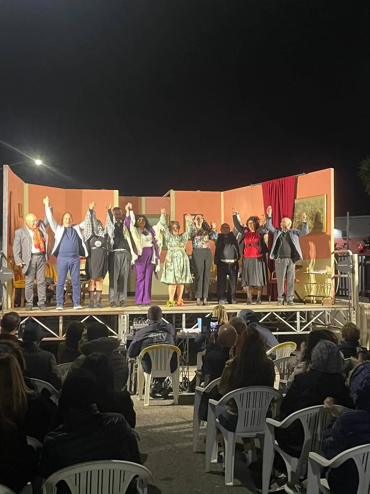 Teatro in vernacolo conquista la piazza: a Gioia Tauro il “Giangurgolo” trionfa con “Ognunu ndavi u soi…”\n