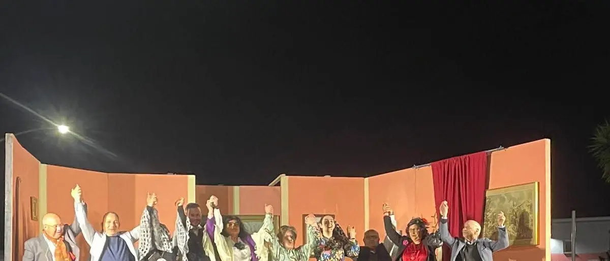 Teatro in vernacolo conquista la piazza: a Gioia Tauro il “Giangurgolo” trionfa con “Ognunu ndavi u soi…”\n