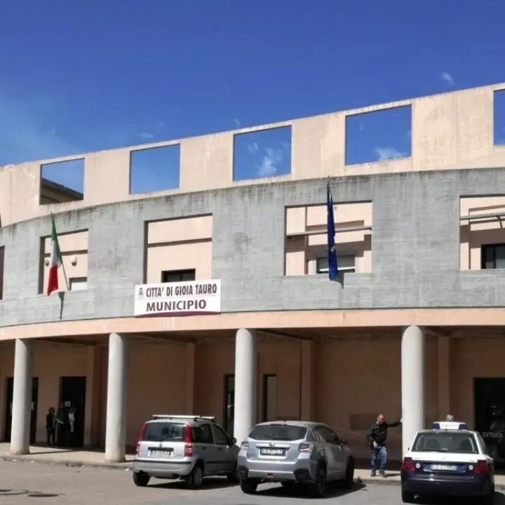 Gioia Tauro ottiene oltre 2,5 milioni di euro di finanziamenti per scuole, beni confiscati e viabilità\n