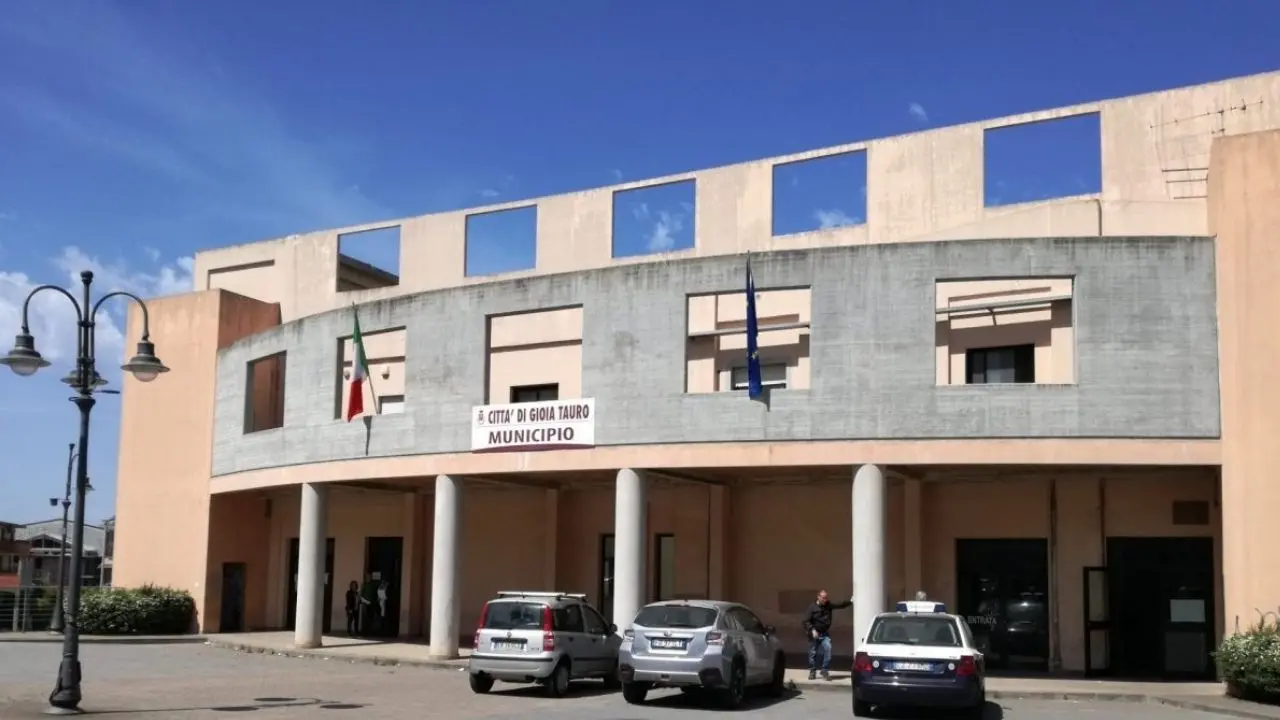 Gioia Tauro ottiene oltre 2,5 milioni di euro di finanziamenti per scuole, beni confiscati e viabilità\n
