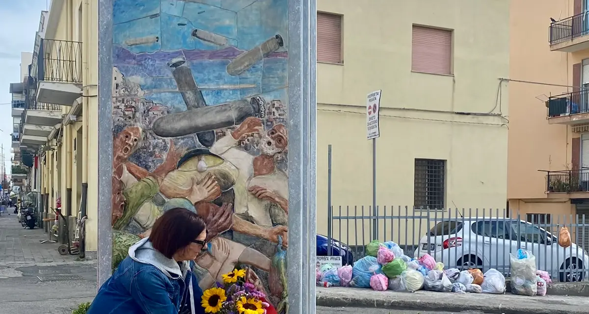 Un mazzo di fiori davanti alla stele e dietro una micro discarica: l’associazione Noi Santa Caterina commemora e si indigna\n