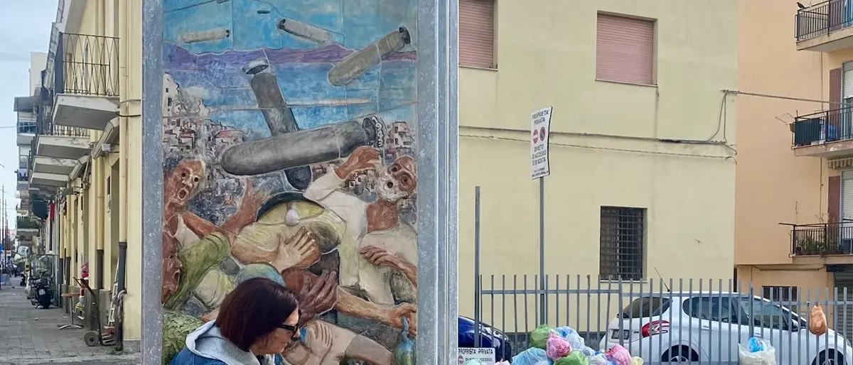 Un mazzo di fiori davanti alla stele e dietro una micro discarica: l’associazione Noi Santa Caterina commemora e si indigna\n