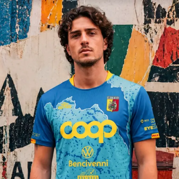 L’arte in campo: l’US Catanzaro celebra Mimmo Rotella con la nuova maglia \"Pace e Profezia\"\n