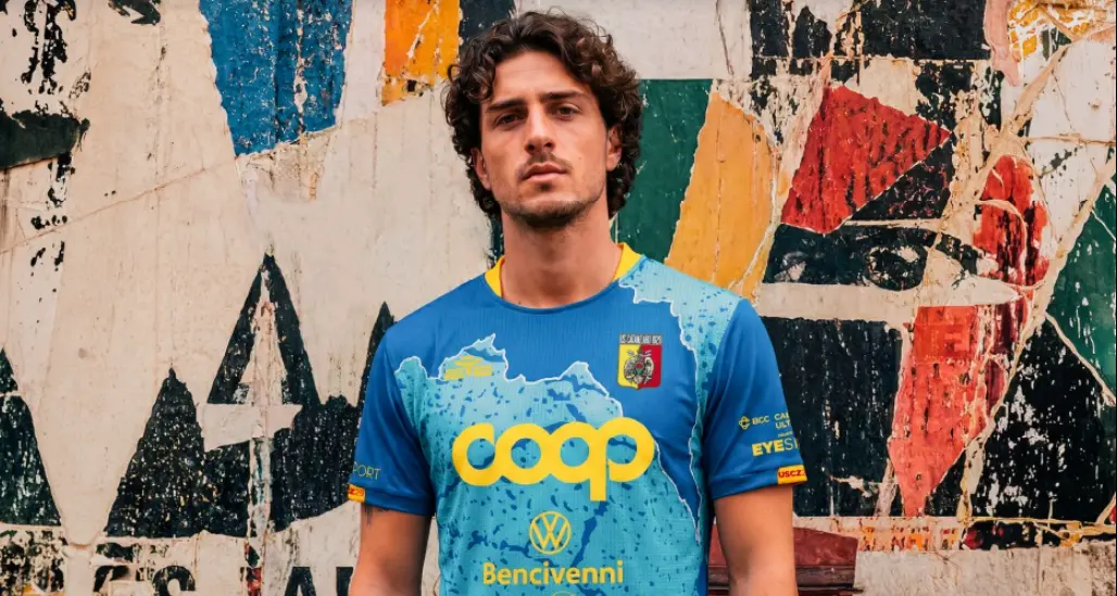 L’arte in campo: l’US Catanzaro celebra Mimmo Rotella con la nuova maglia \"Pace e Profezia\"\n