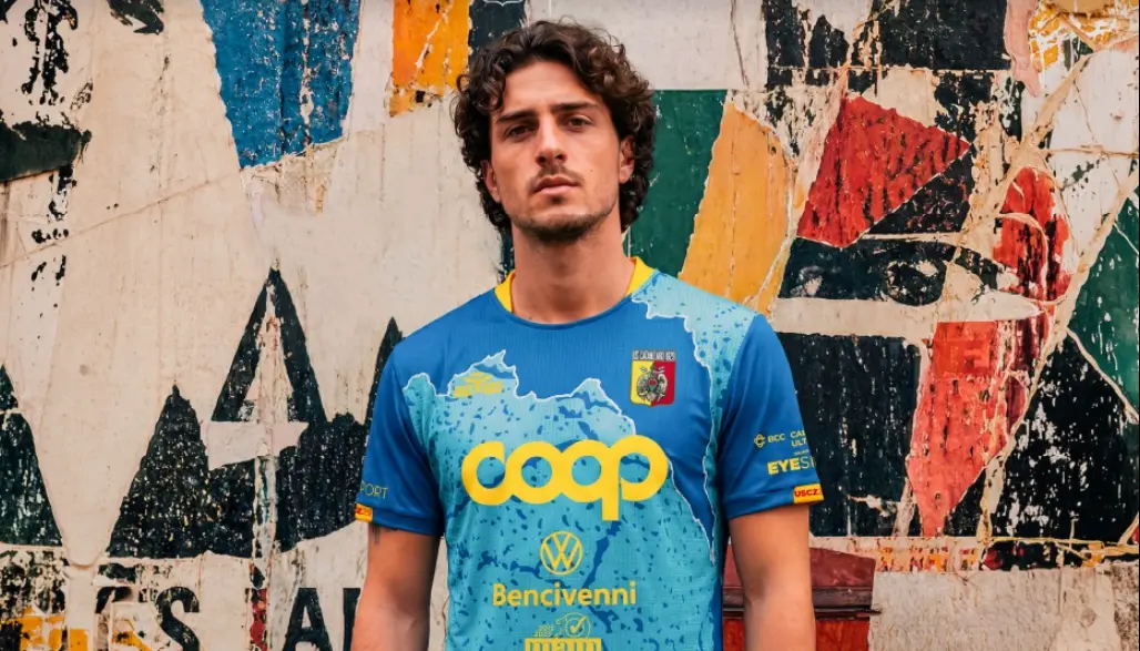 L’arte in campo: l’US Catanzaro celebra Mimmo Rotella con la nuova maglia \"Pace e Profezia\"\n