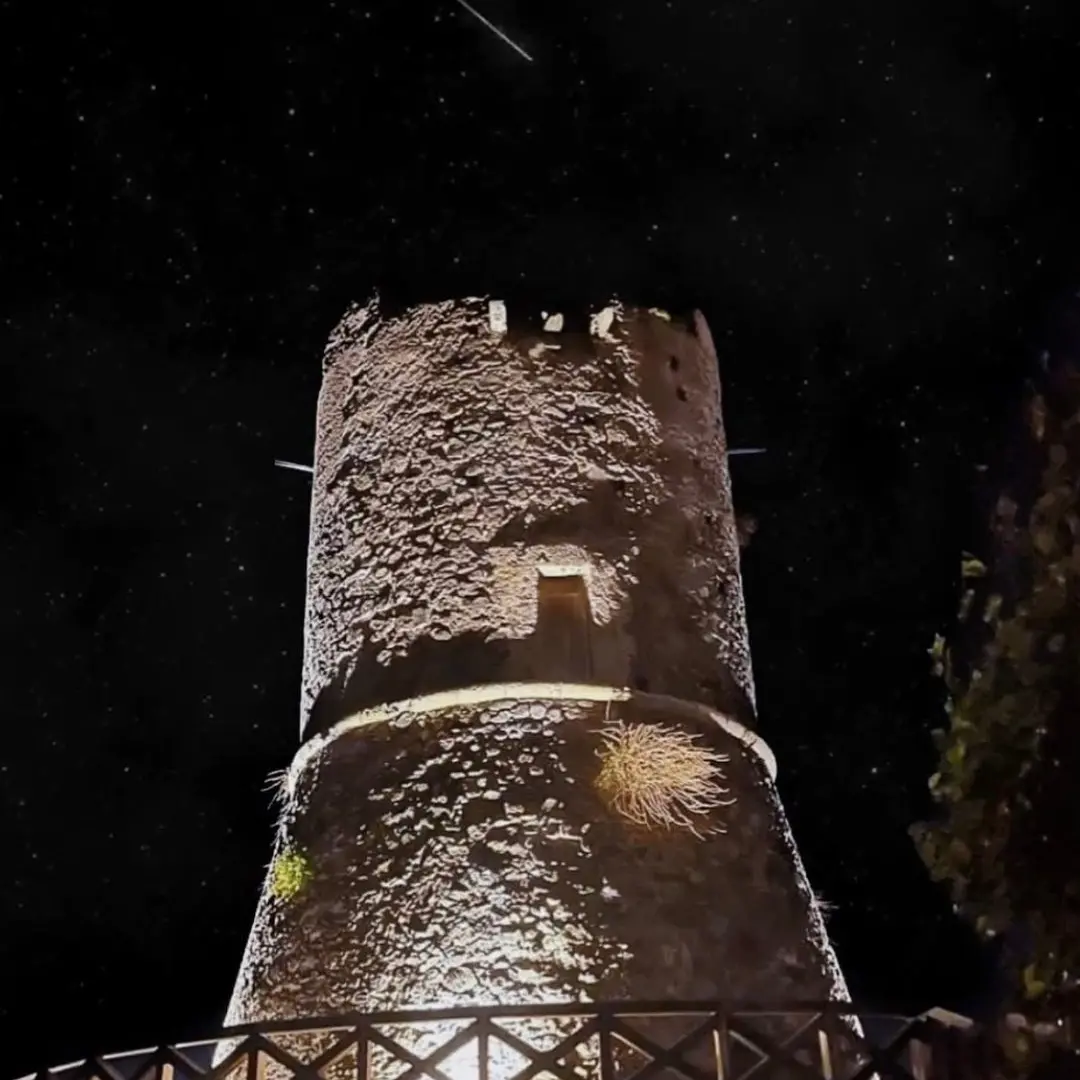 Sotto un applauso di stelle, Torre Ruggero custodisce la notte\n