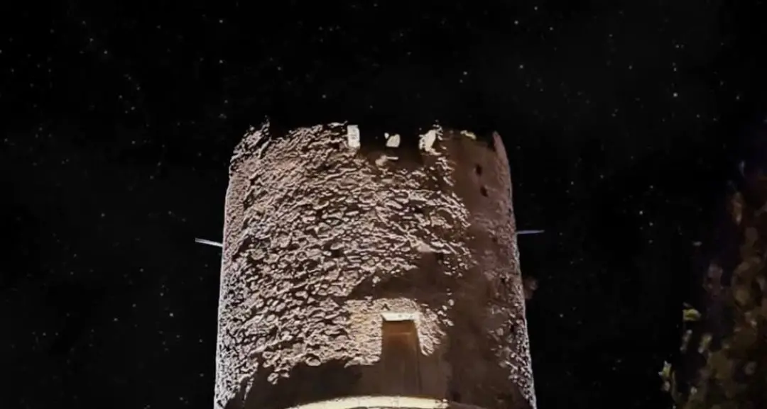 Sotto un applauso di stelle, Torre Ruggero custodisce la notte\n