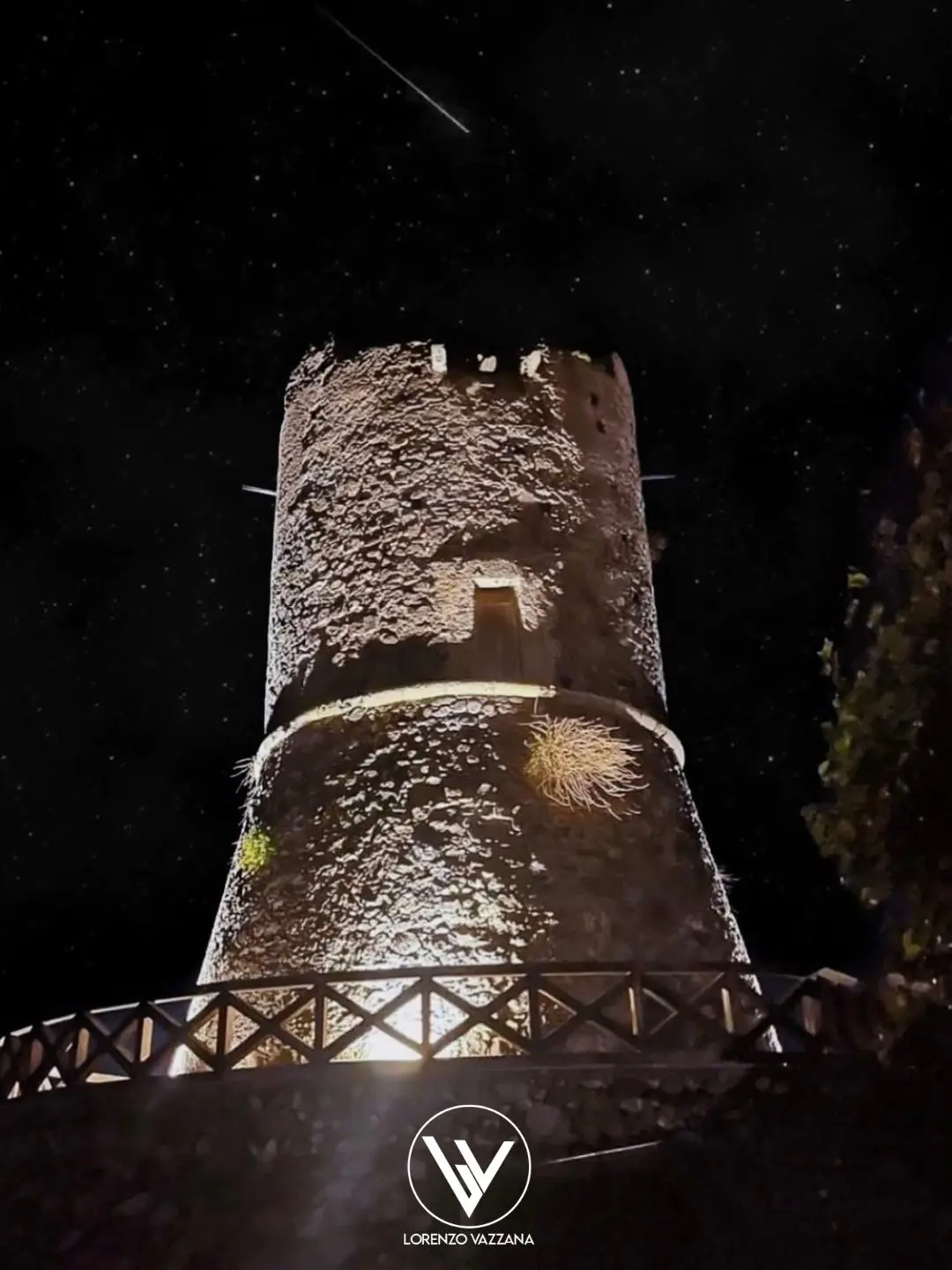 Sotto un applauso di stelle, Torre Ruggero custodisce la notte\n