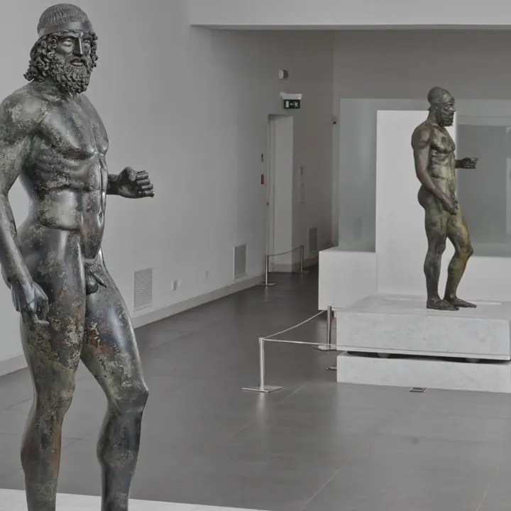 Bronzi di Riace, compromesso il basamento antisismico. L’allarme dell’esperto: «Potrebbero andare in frantumi»\n