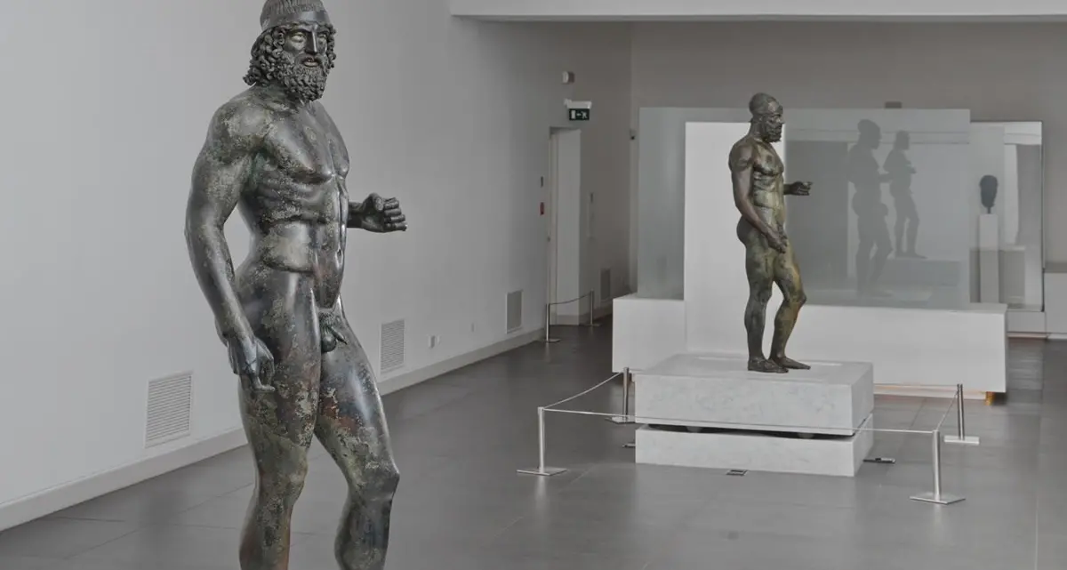 Bronzi di Riace, compromesso il basamento antisismico. L’allarme dell’esperto: «Potrebbero andare in frantumi»\n