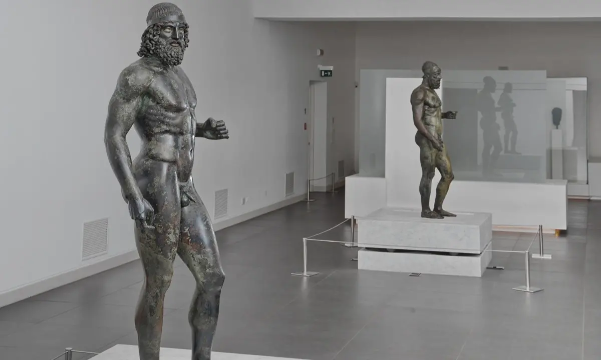 Bronzi di Riace, compromesso il basamento antisismico. L’allarme dell’esperto: «Potrebbero andare in frantumi»\n