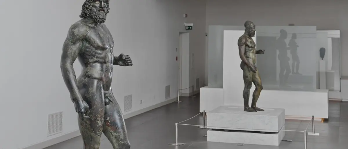 Bronzi di Riace, compromesso il basamento antisismico. L’allarme dell’esperto: «Potrebbero andare in frantumi»\n