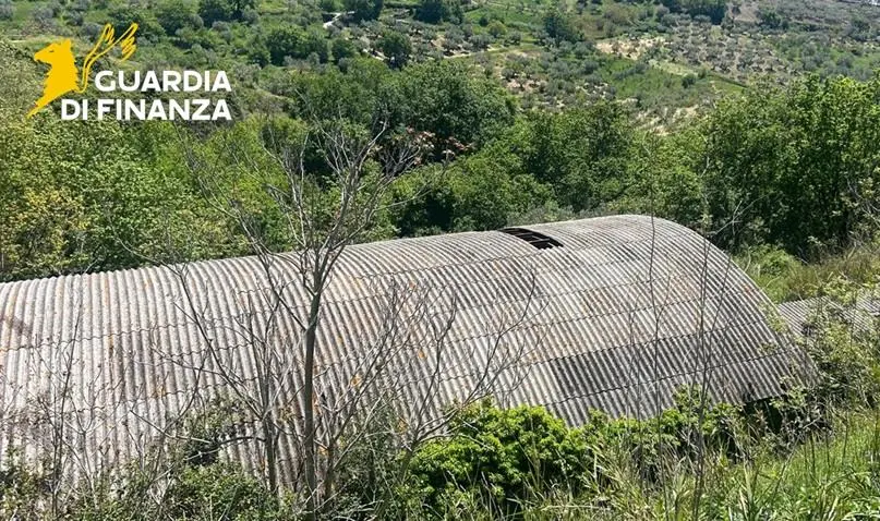 Amianto in un’area di 60 mila metri quadri, sequestro della Finanza nel Cosentino | FOTO\n