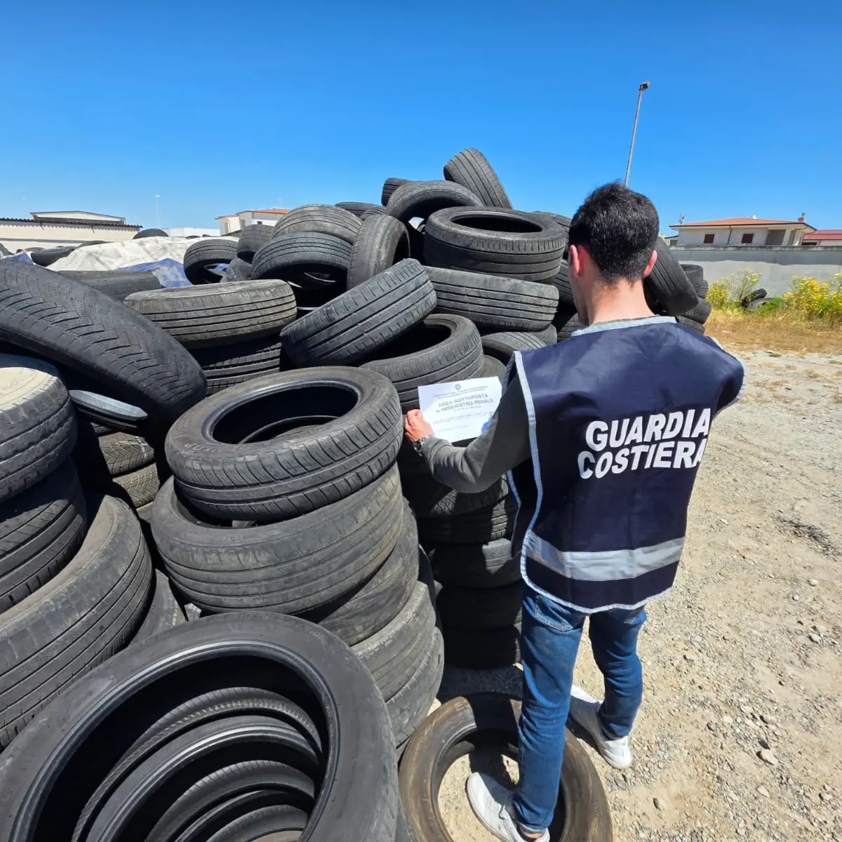 Crotone, scoperto deposito abusivo di pneumatici: sequestrata area da 500 metri quadrati\n