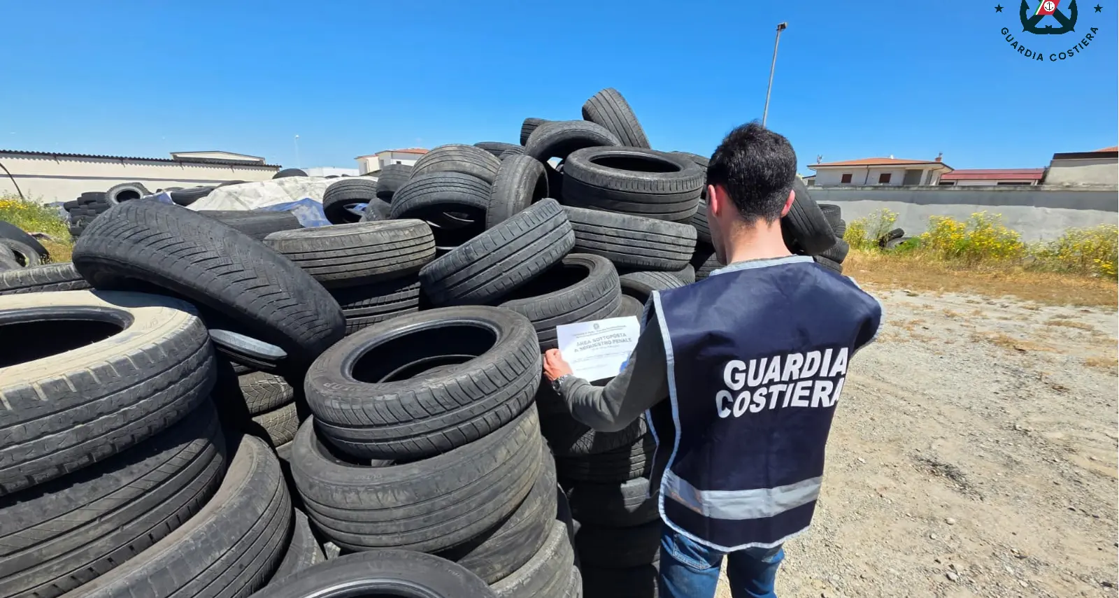 Crotone, scoperto deposito abusivo di pneumatici: sequestrata area da 500 metri quadrati\n