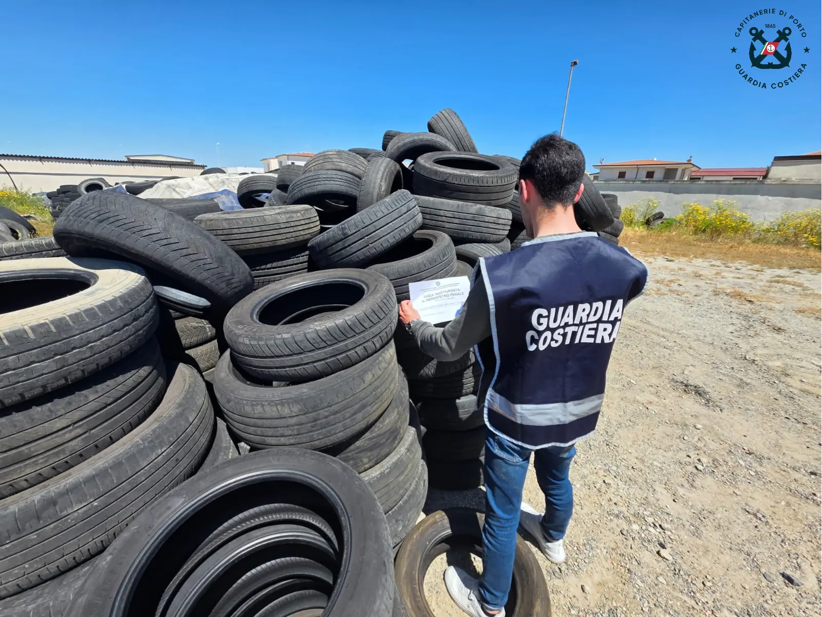 Crotone, scoperto deposito abusivo di pneumatici: sequestrata area da 500 metri quadrati\n