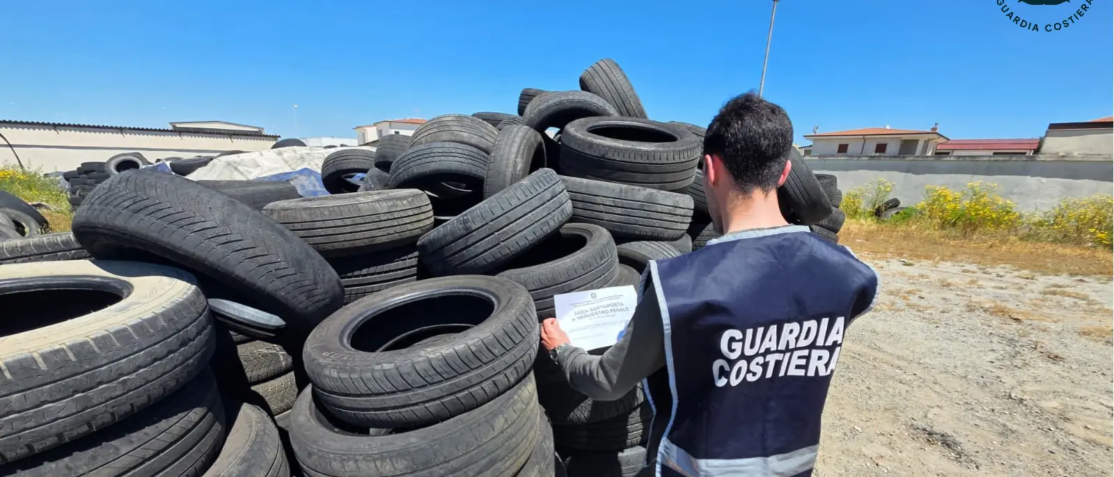 Crotone, scoperto deposito abusivo di pneumatici: sequestrata area da 500 metri quadrati\n